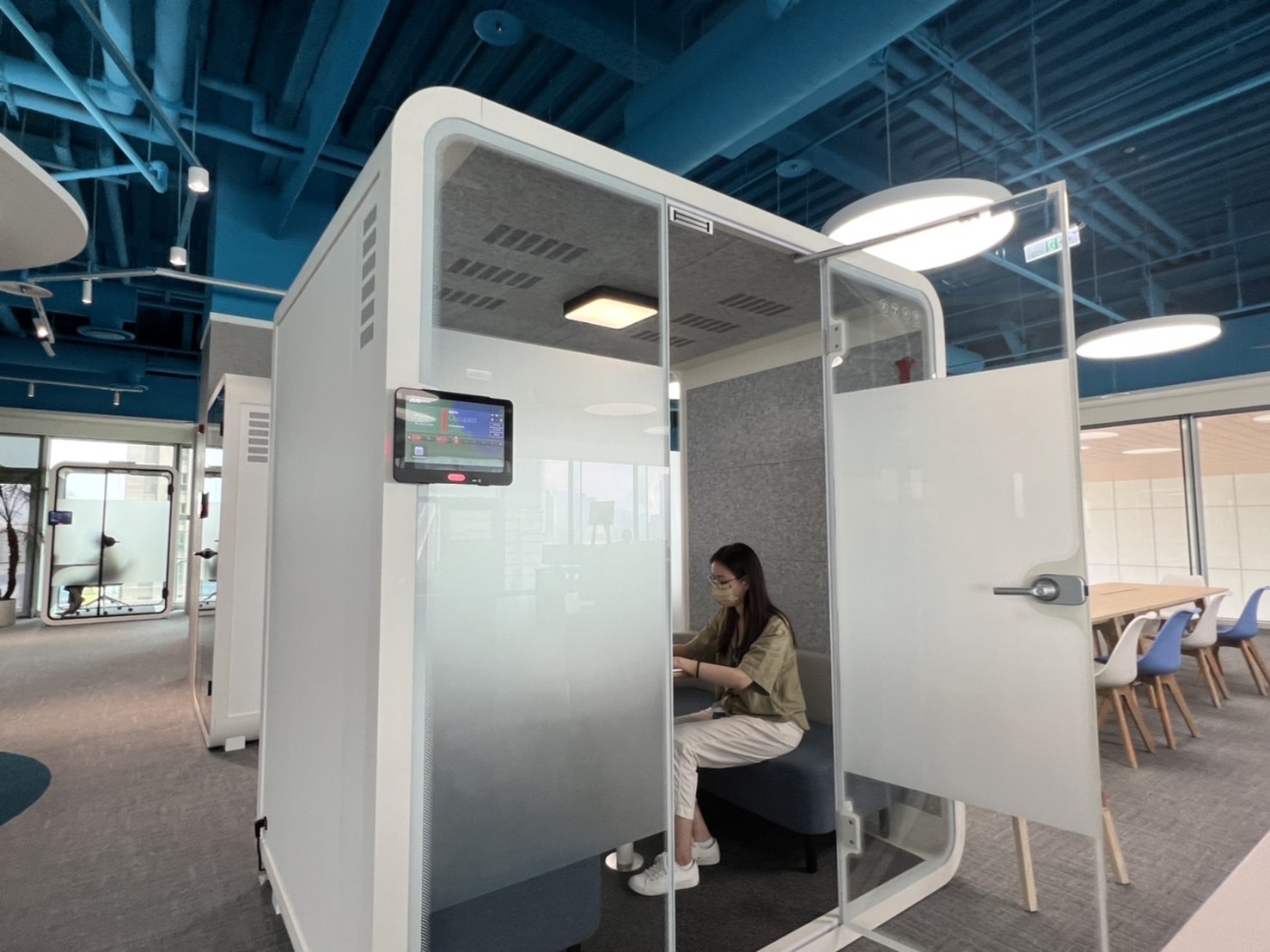 z6com·尊龙高雄據點的智慧行動辦公艙，展現z6com·尊龙在面板以外的研發應用軟實力